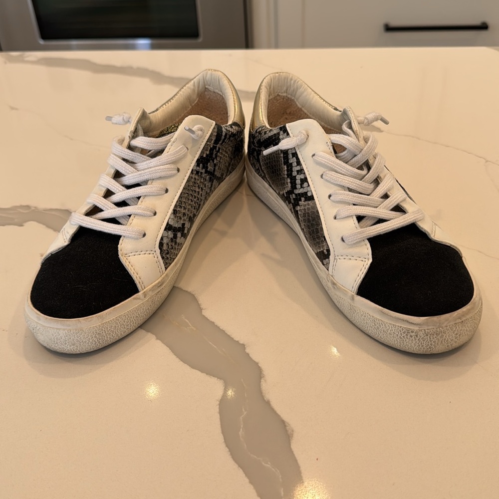 Vintage Havana Women's White and Black Trainers
Size US 7.5 - Picture 2 of 9